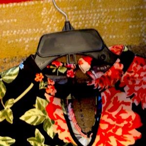 Beautiful floral top!